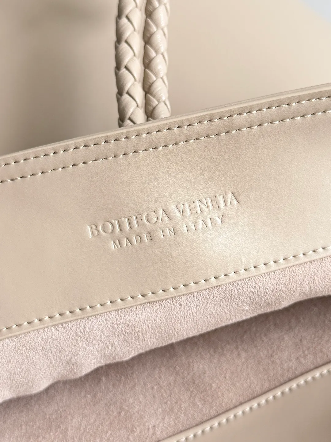 Batch 1620 BOTTEGA VENETA 2025 new women's LIBERTA small bucket bag The wind of "freedom" is still blowing towards summer🫧Unique bag shape and large enough capacity. This kind of small bag has always been very popular in summer. It can easily store essential items such as sunscreen and mini 5-fold umbrella when carrying it when going out. It uses braided knots and horseshoe buckle shapes. The metal ring is used for opening and closing, and the classic weaving is only used as an embellishment here, giving way to the simplicity of all-leather. It is a true combination of innovation and classics. It is also equipped with a detachable long shoulder strap. Friends who don’t like to carry it on the shoulder can only buy this bag and have more choices. Style number: 815244 Size: 22*18*15cm